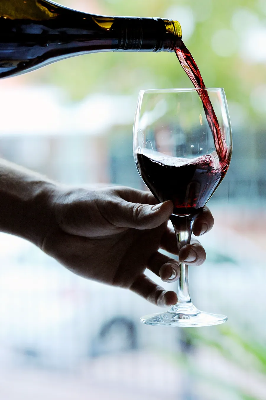 Vino tinto sirviéndose en una copa